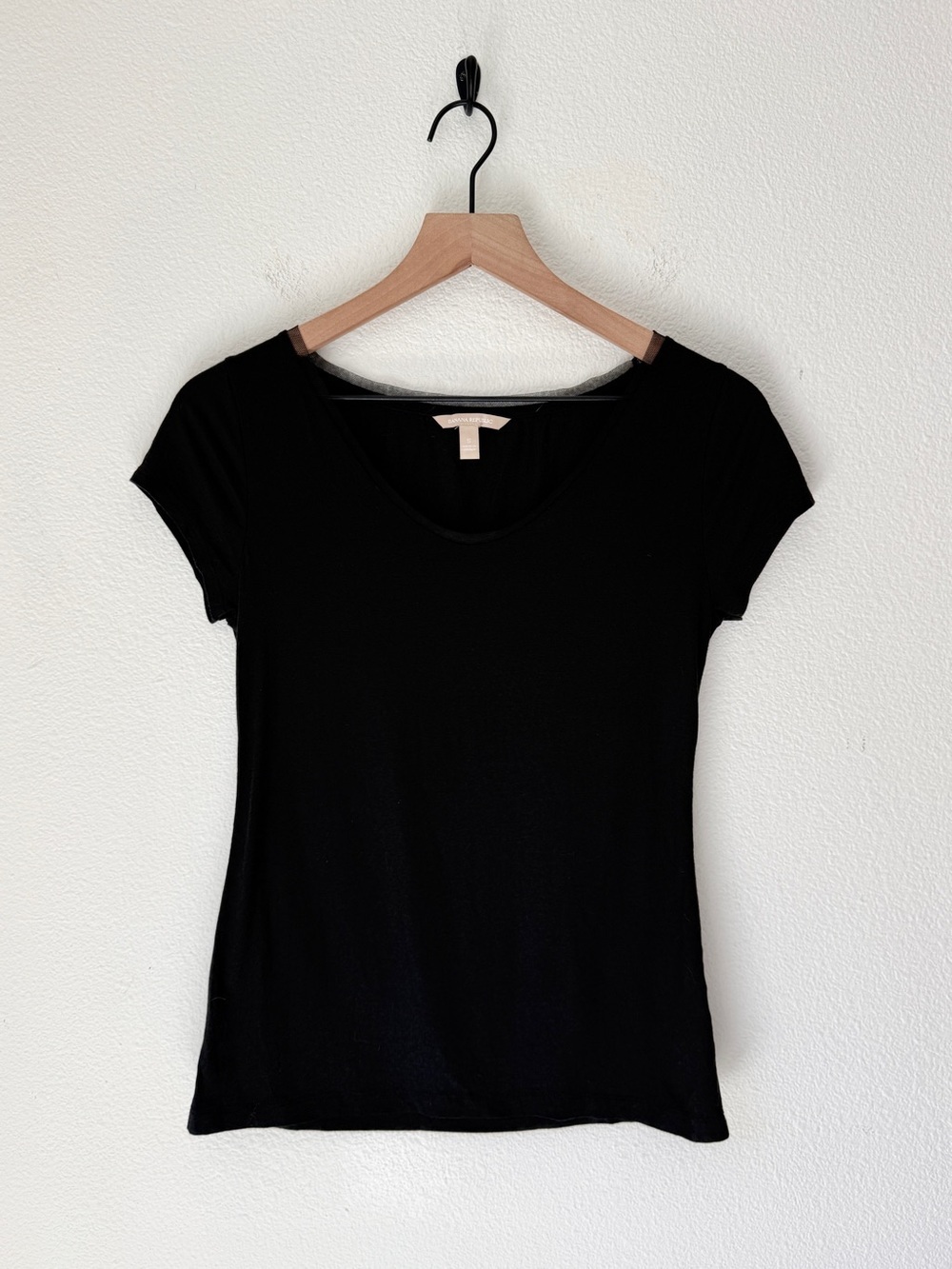 Banana Republic Tulle neck trim - Black Short Sleeve Scoop Neck Tee - Small